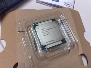 인텔 제온 E5-1650 v3 CPU; 소매 상자에는 OEM 방열판이 포함되어 있지 않다.