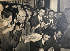 1953년 기자들과 대화하는 셸바