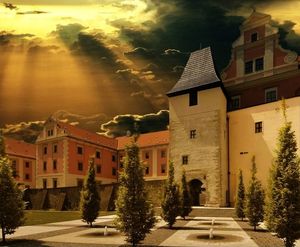 대학교 미술관(구 예수회 대학 건물)의 하부 안뜰. 이곳에 있는 "유대인 문"은 원래 요새의 일부였다.