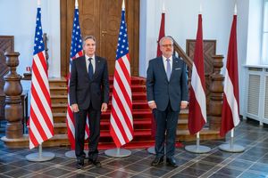 레비츠, 2022년 라트비아 방문 중인 미국 국무장관 토니 블링컨과 함께