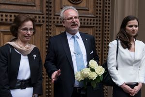 에길스 레비츠와 그의 아내 안드라 (왼쪽)와 딸 인드라 (오른쪽)