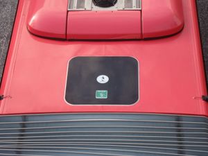 지붕의 비상구 예시(검은 사각형 부분)