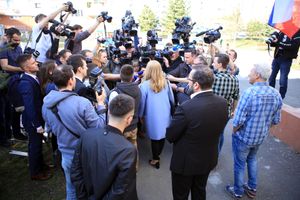 2019년 대통령 선거 운동 중 기자들에게 연설하는 차푸토바