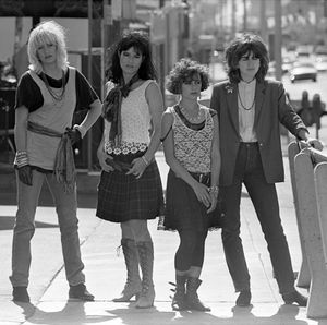 뱅글스 (왼쪽부터): 데비 피터슨, 비키 피터슨, 수잔나 호프스, 마이클 스틸 (1984)