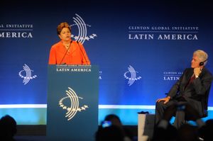 지우마 호세프 브라질 대통령이 2013년 리우데자네이루에서 클린턴 글로벌 이니셔티브 라틴 아메리카를 개회하고 있다.