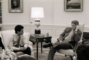 1993년 빌 클린턴 대통령과 함께 있는 이매뉴얼