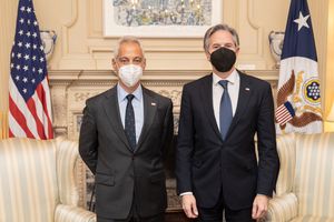 2022년 앤토니 블링컨 미국 국무장관과 함께 있는 이매뉴얼(왼쪽)