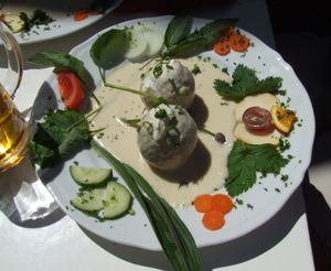 플레슈크네프(고기 만두)와 고추냉이 소스