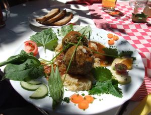 레버크네프(간 만두)와 사우어크라우트 및 고명