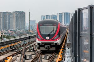 진이동선 열차가 이우 시의 시우후 역에 정차