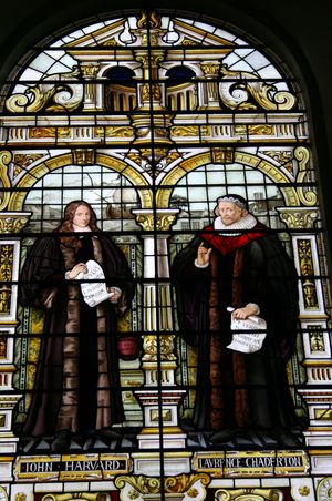 케임브리지 이매뉴얼 칼리지 창문 (1884) 좌측에 존 하버드 묘사