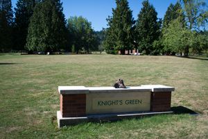 메릴허스트 대학교에 있는 나이트를 기리기위한 Knight's Green, 메릴허스트, 오리건