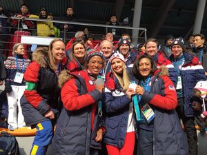 샌더스가 이방카 트럼프, 로렌 깁스, 샤우나 로벅과 2018년 동계 올림픽에서 평창 대한민국에 있는 사진