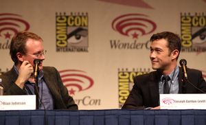 2012년 원더콘에서 《루퍼》 프로모션 중인 리언 존슨과 조셉 고든 레빗