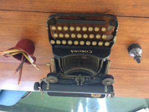 어니스트 헤밍웨이가 소유한 코로나 #3 타자기, "FIG" 시프트 키와 "CAP" 시프트 키가 있음