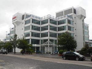 금융 서비스는 도시 경제에 매우 중요하며 유니시스(Unisys)는 이 산업의 주요 고용주였다.