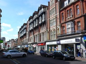 본머스 시내 중심가의 상점과 아파트