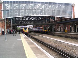 1885년에 건설된 빅토리아 시대 양식의 철과 유리로 된 지붕을 가진 본머스 기차역