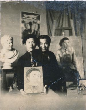 한국전쟁 중 부산에 전시학교를 운영했던 홍익대학교가 휴전 후 환도한 정부를 따라 서울 종로구로 이사했다. 1953년 종로에 있던 홍익대학교 미술학부 교실에서 조각과 친구 배형식과 함께 자신이 그린 입체파 풍 자화상을 들고 포즈를 취한 23세의 박서보.