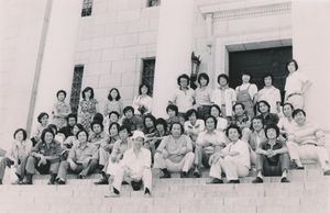 1975년 국립현대미술관-덕수궁관에서 열린 제1회 "에꼴 드 서울" 전 출품작가들과 함께 포즈를 취하고 있는 박서보 (맨 앞 가운데 흰 모자 쓴 사람 바로 오른쪽 뒷 사람). "에꼴 드 서울"은 박서보가 한국미술협회 부이사장으로 있을 때 현대미술운동의 일환으로 개인적으로 기획 및 추진한 새로운 형태의 연례전이다. 1999년에 24회로 해체되었다.