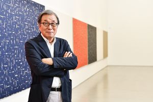 최명영의 작품 앞에 서 있는 모습