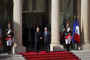퇴임하는 니콜라 사르코지 대통령과 취임하는 프랑수아 올랑드 대통령이 2012년 정권 이양식에서 공화국 경비대의 호위를 받으며 내부 법정에 서 있다.