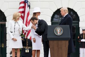 프랑스 대통령 에마뉘엘 마크롱이 2018년 4월 백악관에서 미국 대통령 도널드 트럼프와 멜라니아 트럼프와 함께 국빈 방문 중 브리지트의 손등에 키스하고 있다.