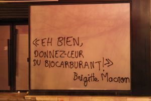 노란 조끼 시위대의 슬로건 ("글쎄, 그들에게 바이오 연료를 줘!"). 마리 앙투아네트를 빗대어 브리지트 마크롱을 비판하는 내용이다.