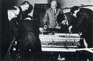 1962년 비스바덴에서 공연된 필립 코너의 피아노 활동. 왼쪽부터 에멧 윌리엄스, 볼프 보스텔, 백남준, 딕 히긴스, 벤자민 패터슨, 조지 마키우나스.