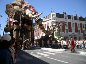 2005년 제28회 도시 축제에서 로얄 드 럭스(Royal de luxe) 컴퍼니의 모습.