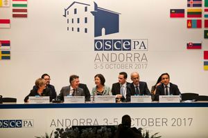 마르티(왼쪽에서 두 번째)가 유럽 안보 협력 기구 의회 세션에서 안도라 라 벨라, 2017년 10월 3일