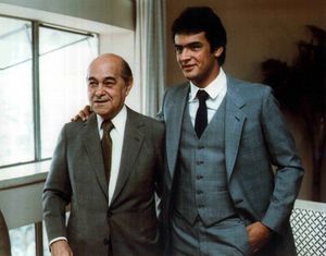 네베스(당시 미나스제라이스 주지사)와 외손자 아에시우, 1983년