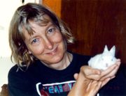 미국 생태 여성주의자 캐럴 아담스는 1990년 고기의 성적 정치학을 시작으로 페미니즘과 동물 권리의 연관성에 대해 광범위하게 글을 썼다.