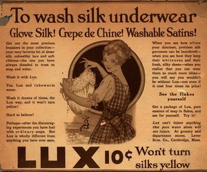 럭스, 인쇄 광고 (1916)는 섬세한 의류 세탁을 위한 부드러운 제품으로 포지셔닝했다.