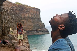 측면에서 본 아담의 사과의 선명한 모습.