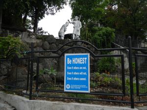 필리핀 Taytay 교회의 표지판은 교인들에게 정직을 실천하도록 권장한다.