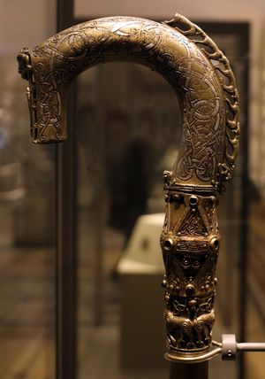 11세기 말 아일랜드의 앵글로-색슨 클론맥노이스 지팡이. 아일랜드 국립 박물관 – 고고학, 더블린