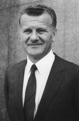 1986년부터 1987년까지 세르비아 대통령을 역임하고, 1978년부터 1982년까지 세르비아 총리를 역임한 이반 스탐볼리치(Ivan Stambolić)