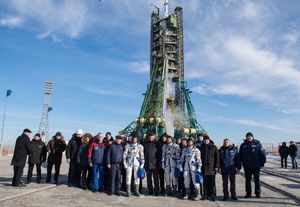 2018년 12월 3일 카자흐스탄 바이코누르에서 NASA, 로스코스모스, 캐나다 우주국(CSA) 직원들과 함께 있는 로고진