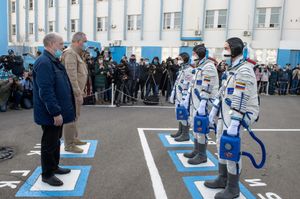 2021년 4월 9일 마크 T. 반드 헤이, 올레크 노비츠키, 표트르 두브로프와 함께 있는 로고진