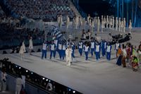 전통에 따라, 그리스 선수단이 2010년 밴쿠버 동계 올림픽 개막식에서 선수단 입장을 이끌고 있다.