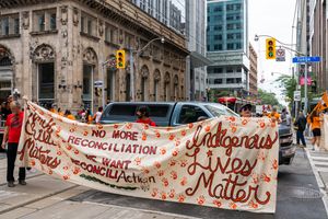 2022년 캐나다 데이에 온타리오 주 토론토에서 열린 이제 그만 집회 시위자들