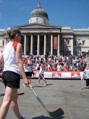 런던 트라팔가 광장에서의 길거리 하키