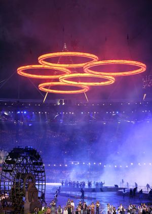 스타디움에 펼쳐진 거대 오륜