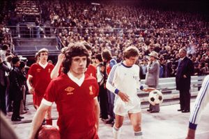 1977년 FC 취리히와의 경기에서 케이건(왼쪽)이 입장하고 있다