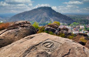 찬드라굽타 마우리아의 발자국은 찬드라기리 언덕에 있으며, 이곳에서 인도 통일자이자 마우리아 왕조 창시자인 찬드라굽타가 살레카나를 행했다.