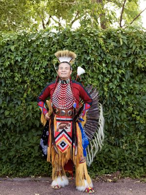 전통 부족 의상을 입은 코유콘 남성