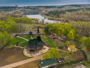 도심 남쪽에 위치한 "마을 박물관"(Muzeul satului)