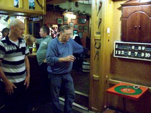 파크엔드, 글로스터셔의 펍에서 실내 퀘이츠를 즐기는 모습