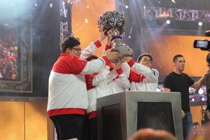 타이페이 어쌔신이 우승 트로피를 들어올리고 있다